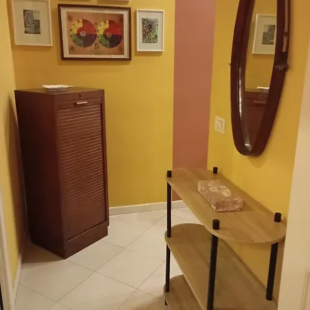 Flores Home, Vintage & Comfort Near Center, Navigli, Bocconi Apartment *