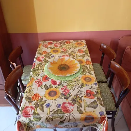 Flores Home, Vintage & Comfort Near Center, Navigli, Bocconi Apartment Milan